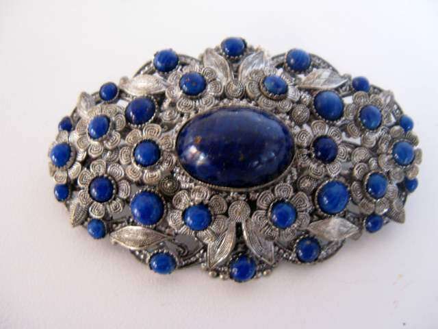 A VINTAGE COSTUME JEWELLERY BROOCH.