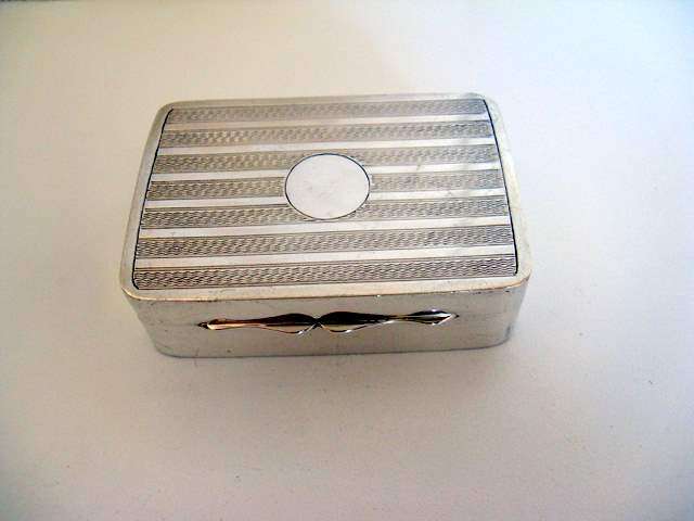 A HALLMARKED SILVER SNUFF BOX.---DESCRIPTION UPDATED 26-1-2010