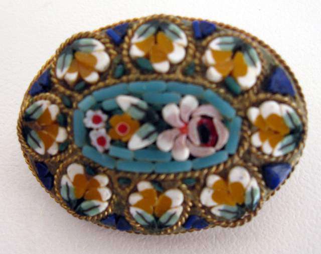 A VINTAGE MOSAIC BROOCH