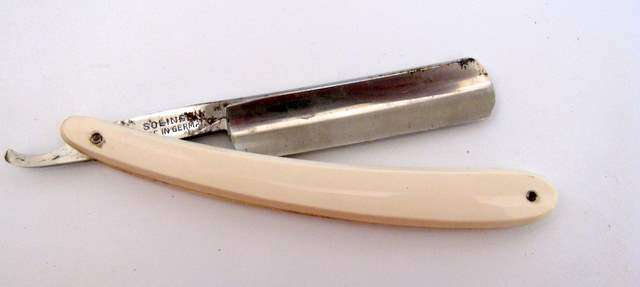 A CUT THROAT RAZOR WITH BOX---Bakelite handle