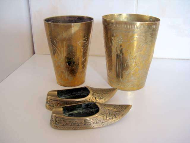 2 DECORATIVE SOLID BRASS MUGS AND A PAIR OF BRASS SHOE ASHTRAYS.