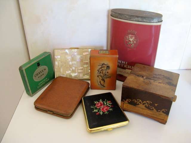 OPPORTUNITY !!      TO BUY A LOT OF SMOKING RELATED COLLECTABLES.