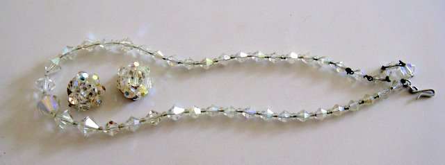 A VINTAGE CRYSTAL NECKLACE AND EARRINGS--Note