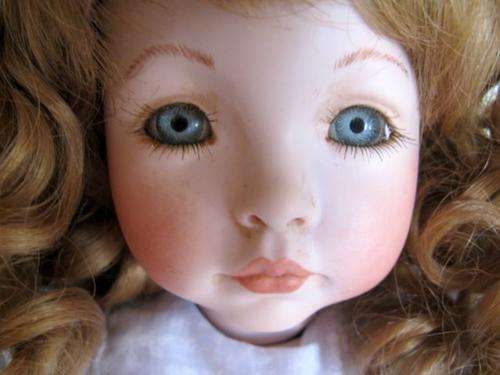 A MODERN PORCELAIN DOLL FROM AMERICA--A BEUT