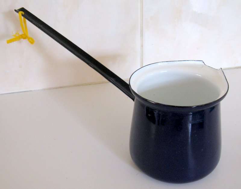 A BLUE VINTAGE ENAMEL POT/POURER---Note size