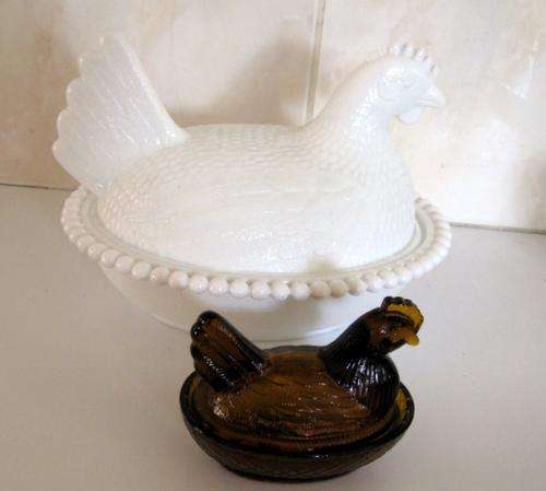 A VINTAGE MILK GLASS CHICKEN AND A SMALL BROWN GLASS CHICKEN