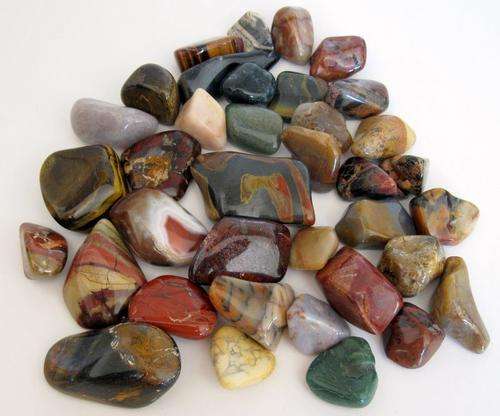 A LOT OF TUMBLED STONES