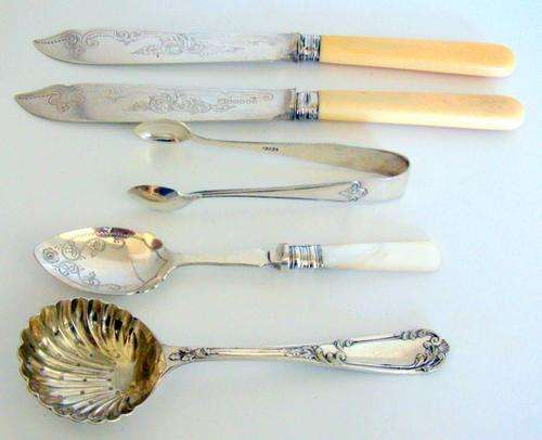 A LOT OF ATTRACTIVE SILVERPLATED CUTLERY