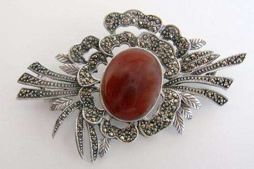 A BEAUTIFUL SILVER MARCASITE AND CARNELIAN BROOCH
