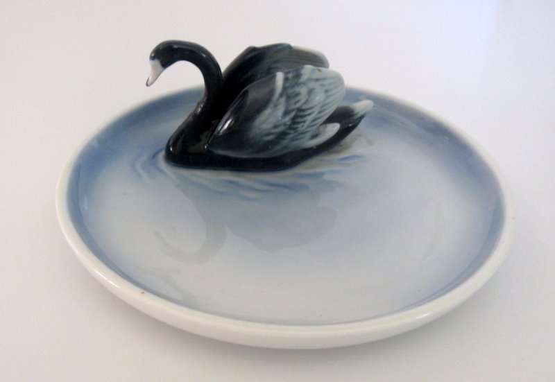 A METZLER AND ORTLOFF DISH--Larger than a pintray--Ideal sweet dish