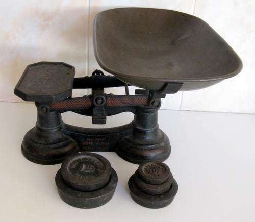 A SOUTH AFRICAN GROCERY SCALE WITH AVERY WEIGHTS--Please  note the postage on this item