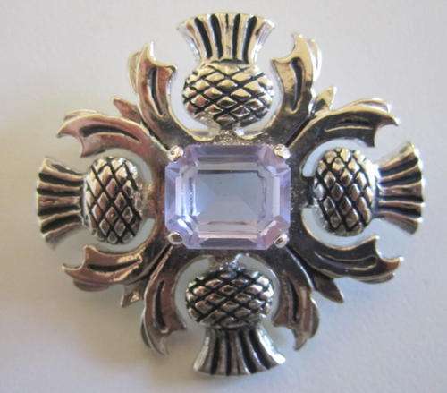 A SCOTTISH STYLE BROOCH WITH A LILAC STONE.