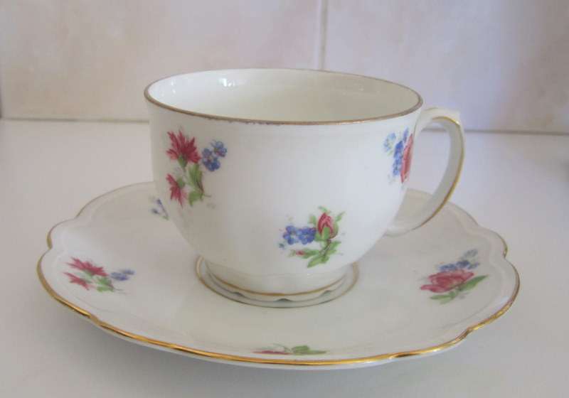 A PRETTY COFFEE CUP AND SAUCER,4 side plates ,a large cake plate and milk jugFor user erieks only