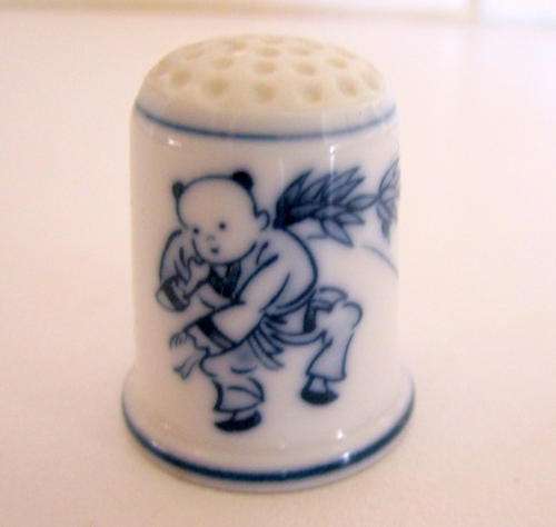 A BLUE AND WHITE THIMBLE