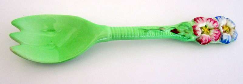 A PORCELAIN SALAD SPOON