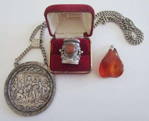3 ITEMS OF VINTAGE JEWELLERY--AMBER ETC--Read description.