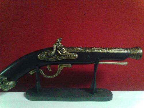 WOW WHAT A VINTAGE GUN DISPLAY FOR COLECTER !!!!!!!!!!