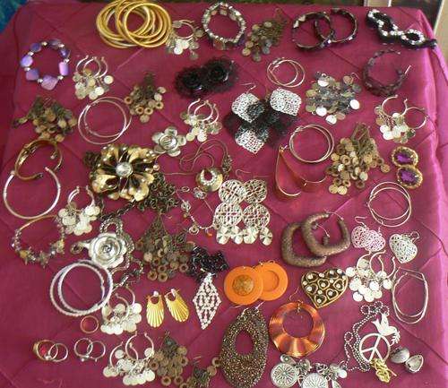 JOBLOT OF BEAUTIFUL JEWELLERY