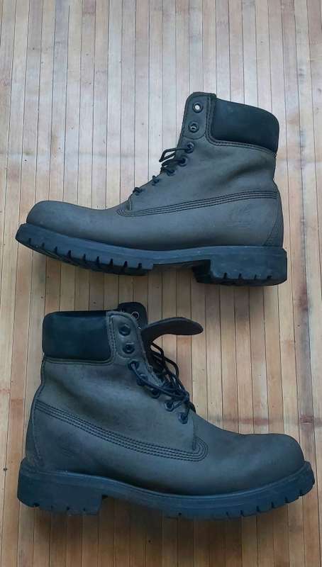 Grey suede Timberland size 8 boots in very good condition