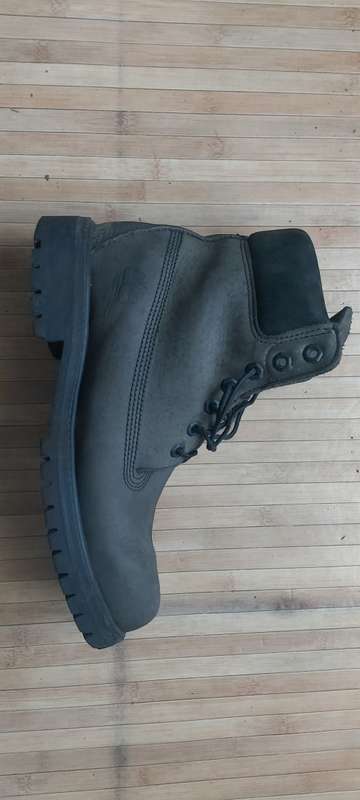 Grey suede Timberland size 8 boots in very good condition