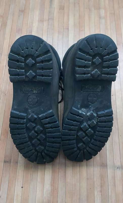 Grey suede Timberland size 8 boots in very good condition