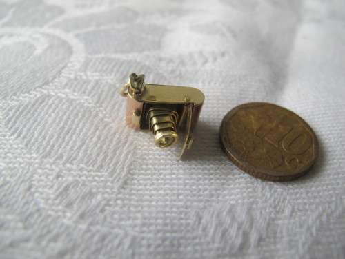 Vintage 14ct springloaded rose gold charm opens into camera