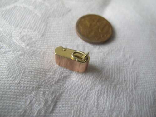 Vintage 14ct springloaded rose gold charm opens into camera