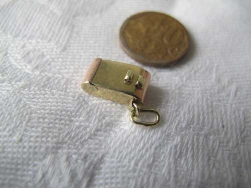Vintage 14ct springloaded rose gold charm opens into camera