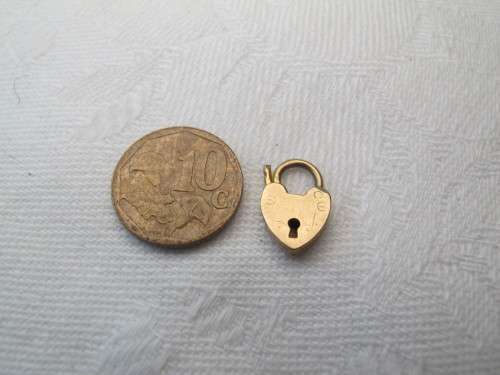 9ct GOLD LOCK CHARM HEART SHAPE