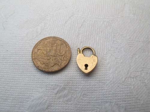 9ct GOLD LOCK CHARM HEART SHAPE