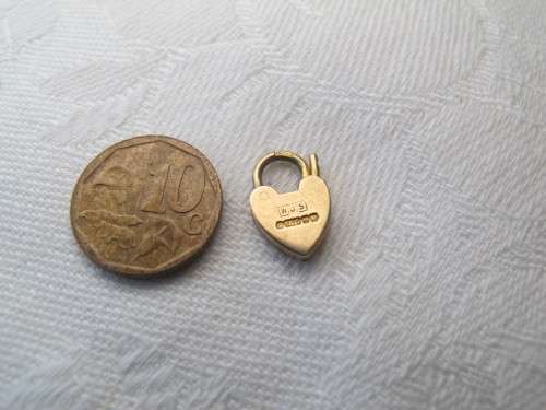 9ct GOLD LOCK CHARM HEART SHAPE