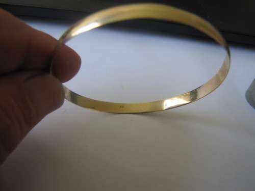9ct GOLD BANGLE WEIGHING 8.8 GMS