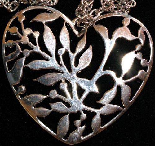 HEART SHAPED PENDANT ON CHAIN - SILVERPLATED - VINTAGE