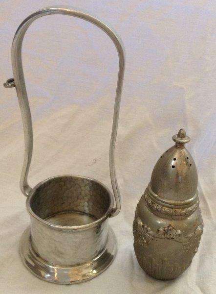 Pepper shaker and metal stand - vintage - R1 NR