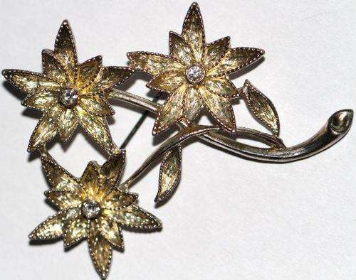 ELEGANT FLOWER BROOCH WITH RHINESTONES