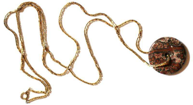 VINTAGE SEMI-PRECIOUS STONE PENDANT ON GOLDTONE CHAIN