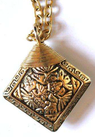CHIC PENDANT ON CHAIN - PARTLY BLACK ENAMELLED