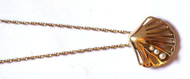 ELEGANT FAUX PEARL PENDANT ON CHAIN - TRIFARI