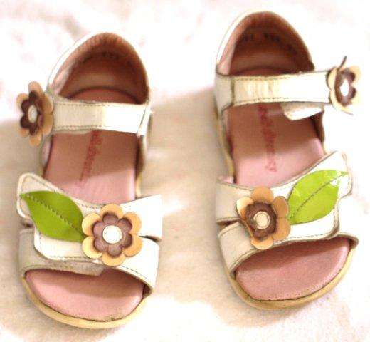 PRETTY GENUINE LEATHER WHITE SANDALS - UK SIZE 5 / EURO SIZE 22