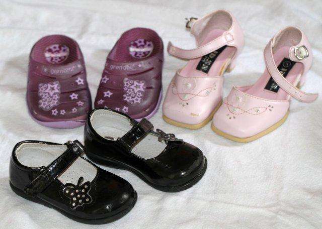 LOT 3 PAIRS OF SHOES - SIZE 4 1/2 AND 5