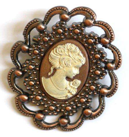 CAMEO STYLE BROOCH - VINTAGE