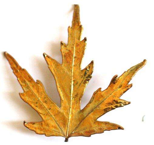 UNUSUAL GOLDTONE OAK LEAF SHAPED BROOCH - VINTAGE