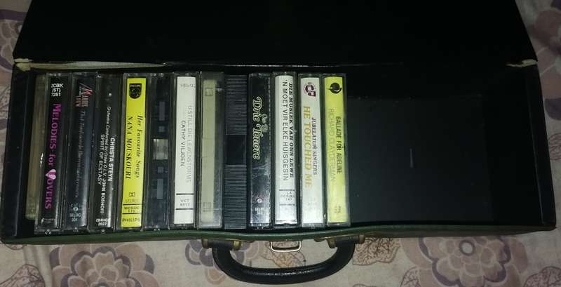 13 X VARIOUS ARTIST KASSETTE/TAPES IN CASE