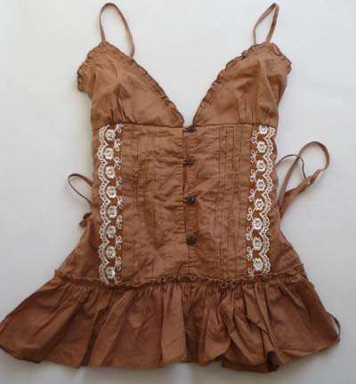 CUTE TOP WITH EMBROIDERED FLORAL DETAIL!