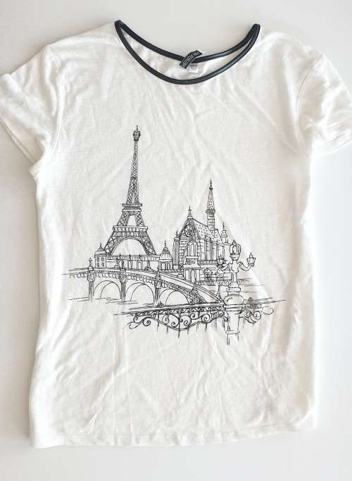 LOVELY FOREVER NEW TOP WITH PARIS CITY SCENE!