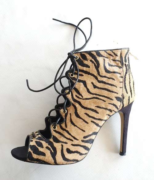 STUNNING LACE-UP HEELS FROM RIVER ISLAND!