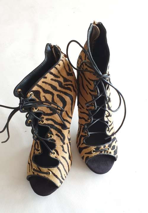 STUNNING LACE-UP HEELS FROM RIVER ISLAND!