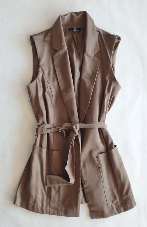 COOL KHAKI SLEEVELESS JACKET!