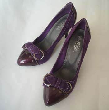 GORGEOUS PURPLE HEELS!!