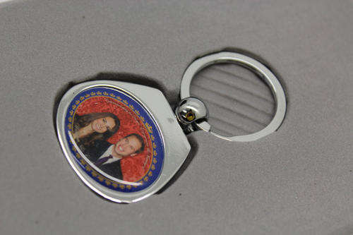 Collectible 2011 Commemorative William and Catherine Key Ring and Plate